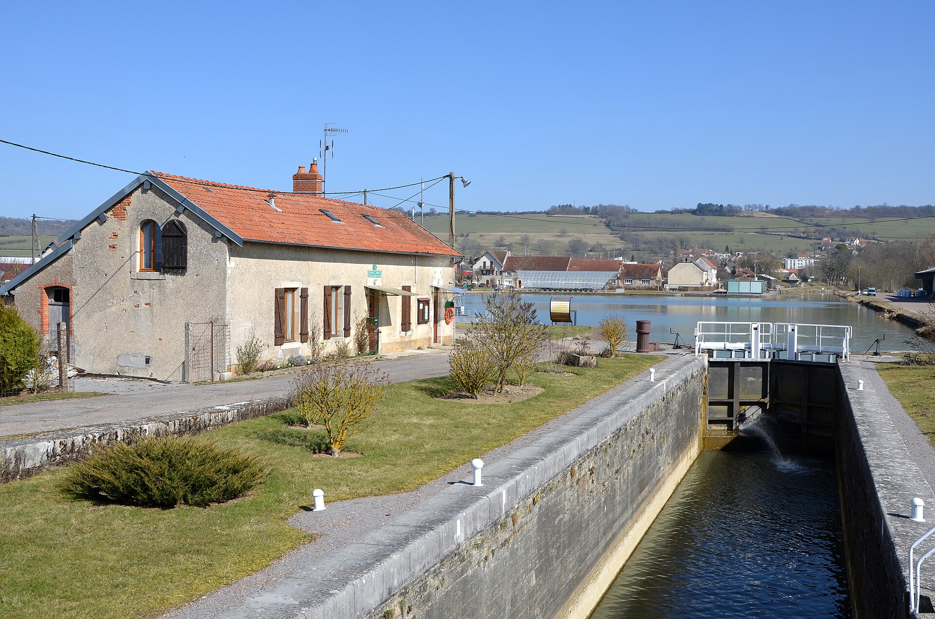 Écluse de Pouilly-en-Auxois.