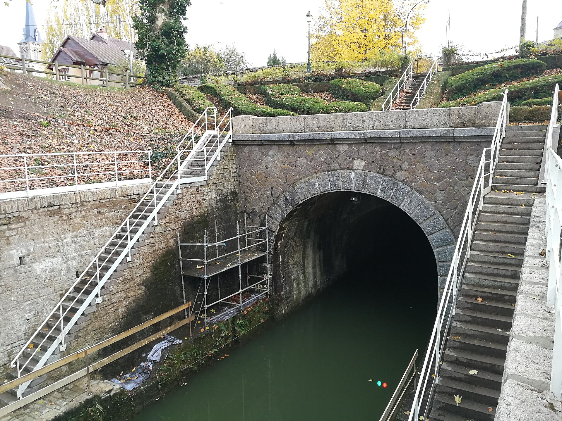 Entrée de la voûte du canal de Bourgogne à Pouilly-en-Auxois.