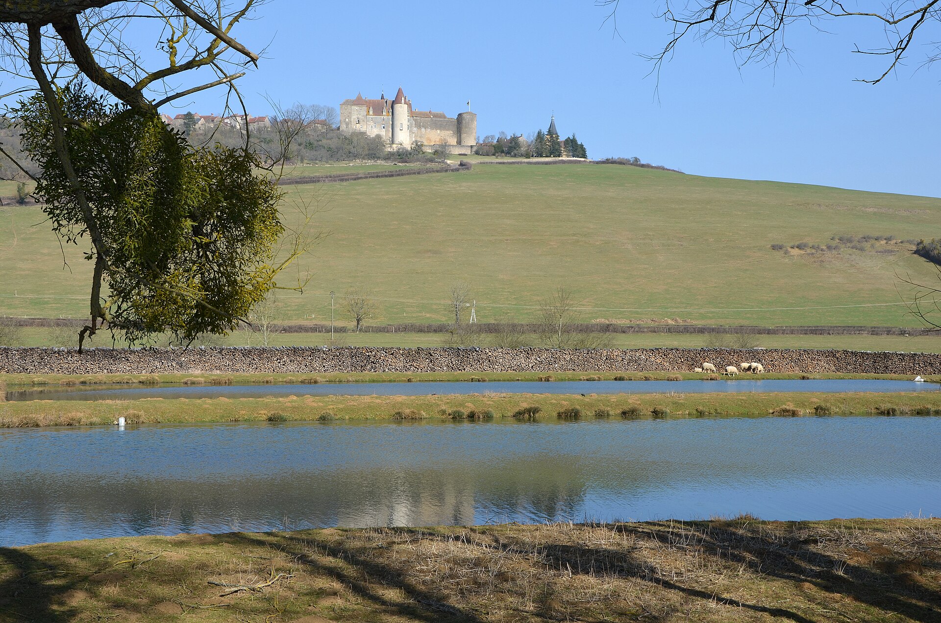 Canal au pied de Châteauneuf-en-Auxois.