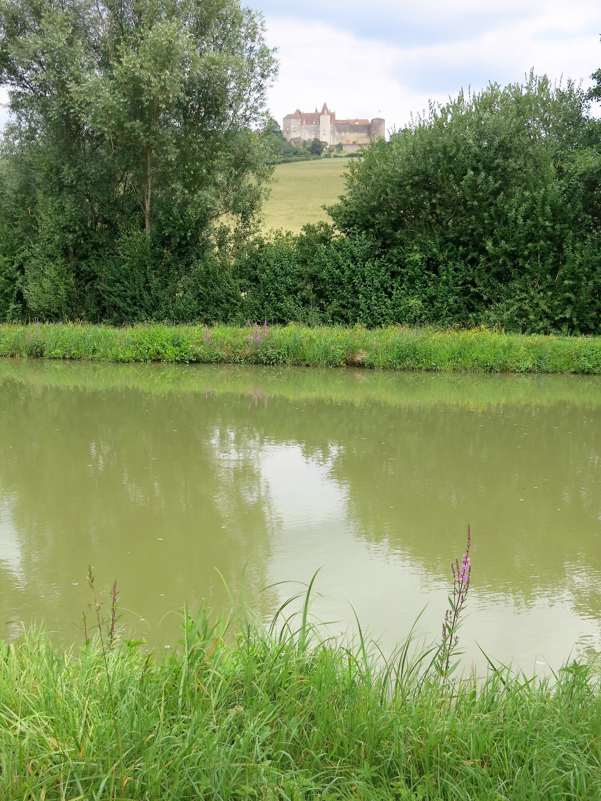 Châteauneuf-en-Auxois vu depuis le canal.