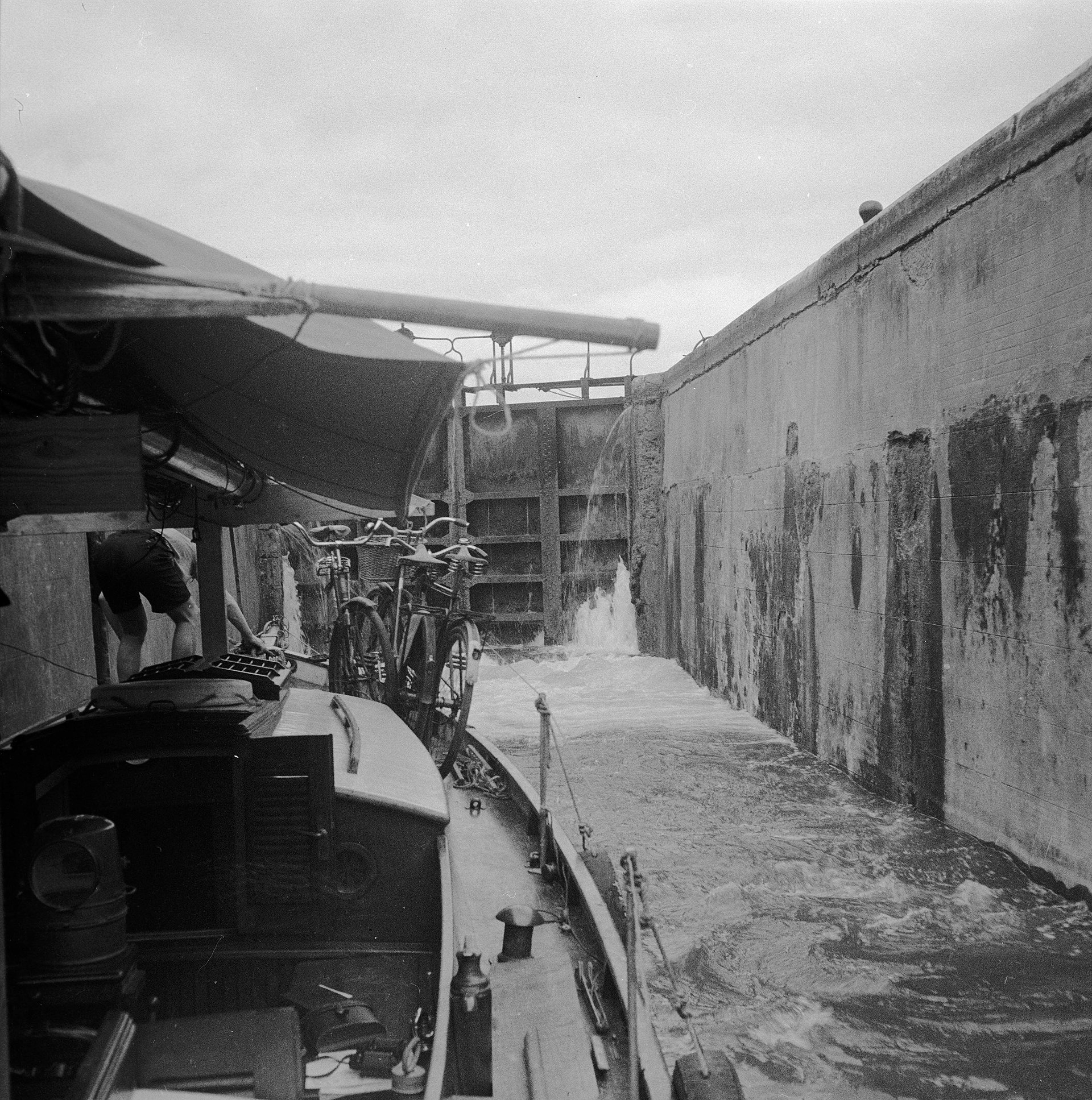 Péniche Daphne dans une écluse du canal (1948).