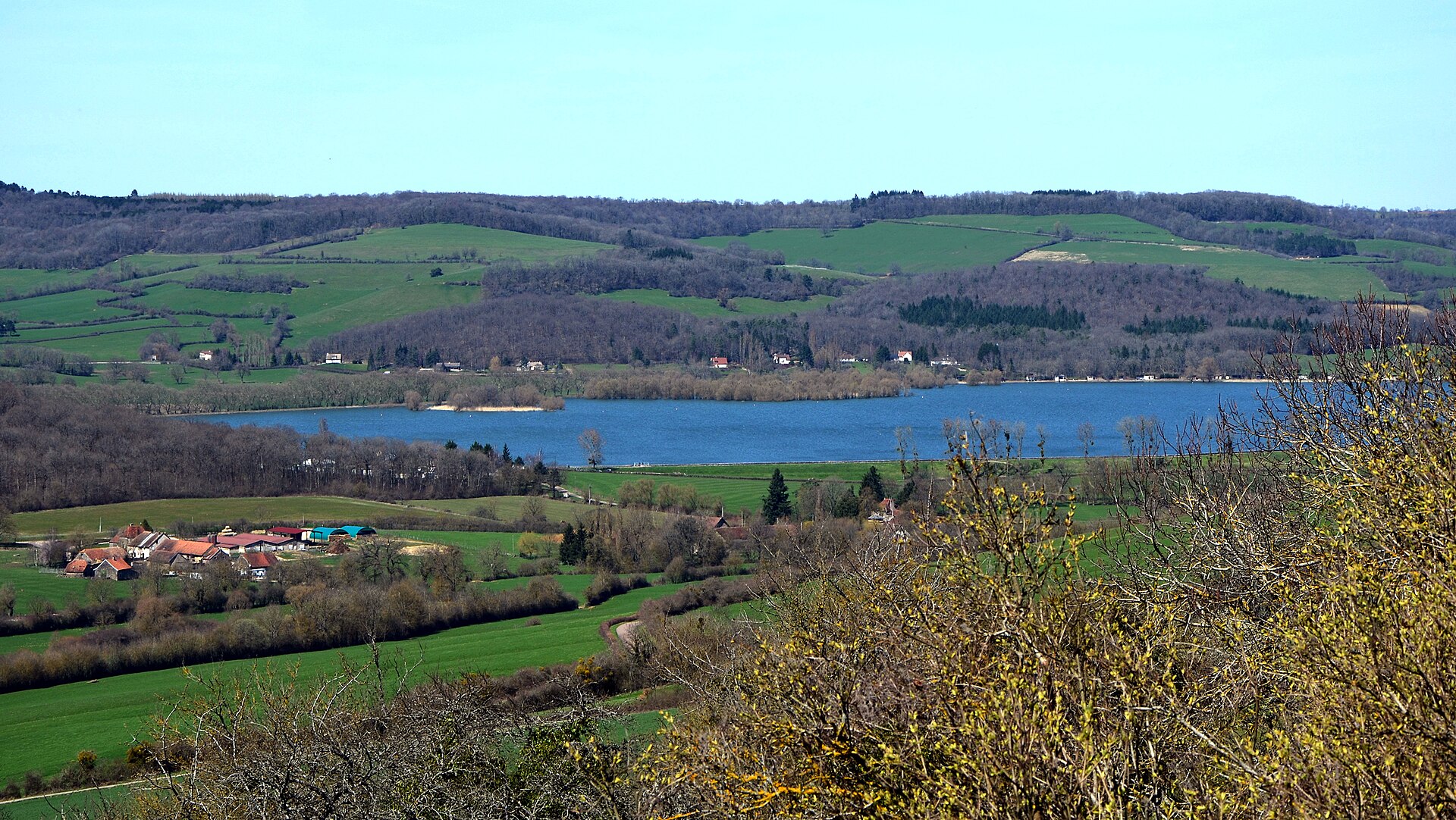 Réservoir de Panthier vu depuis les environs de Châteauneuf.