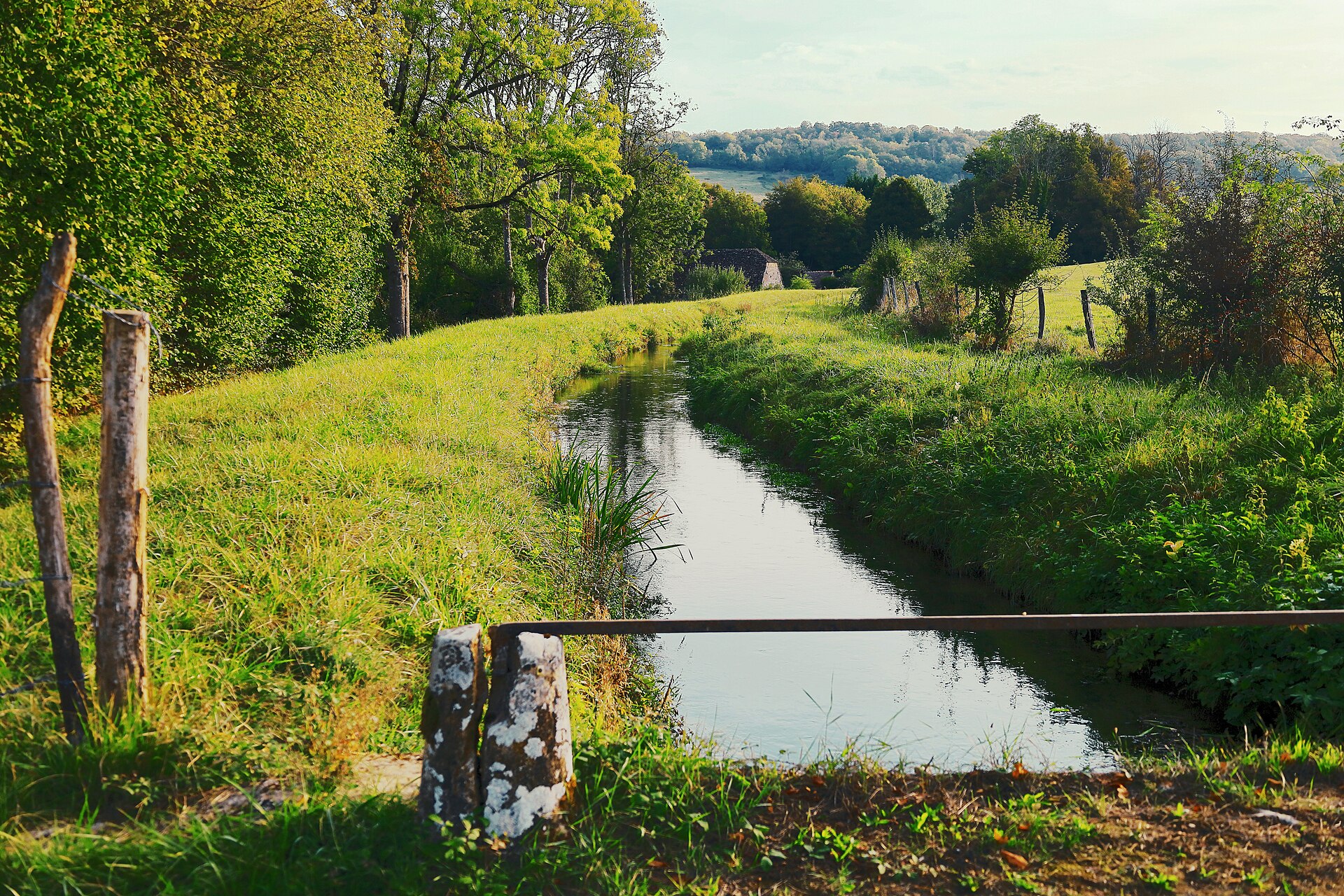 Rigole d’alimentation depuis Grosbois à Soussey-sur-Brionne.