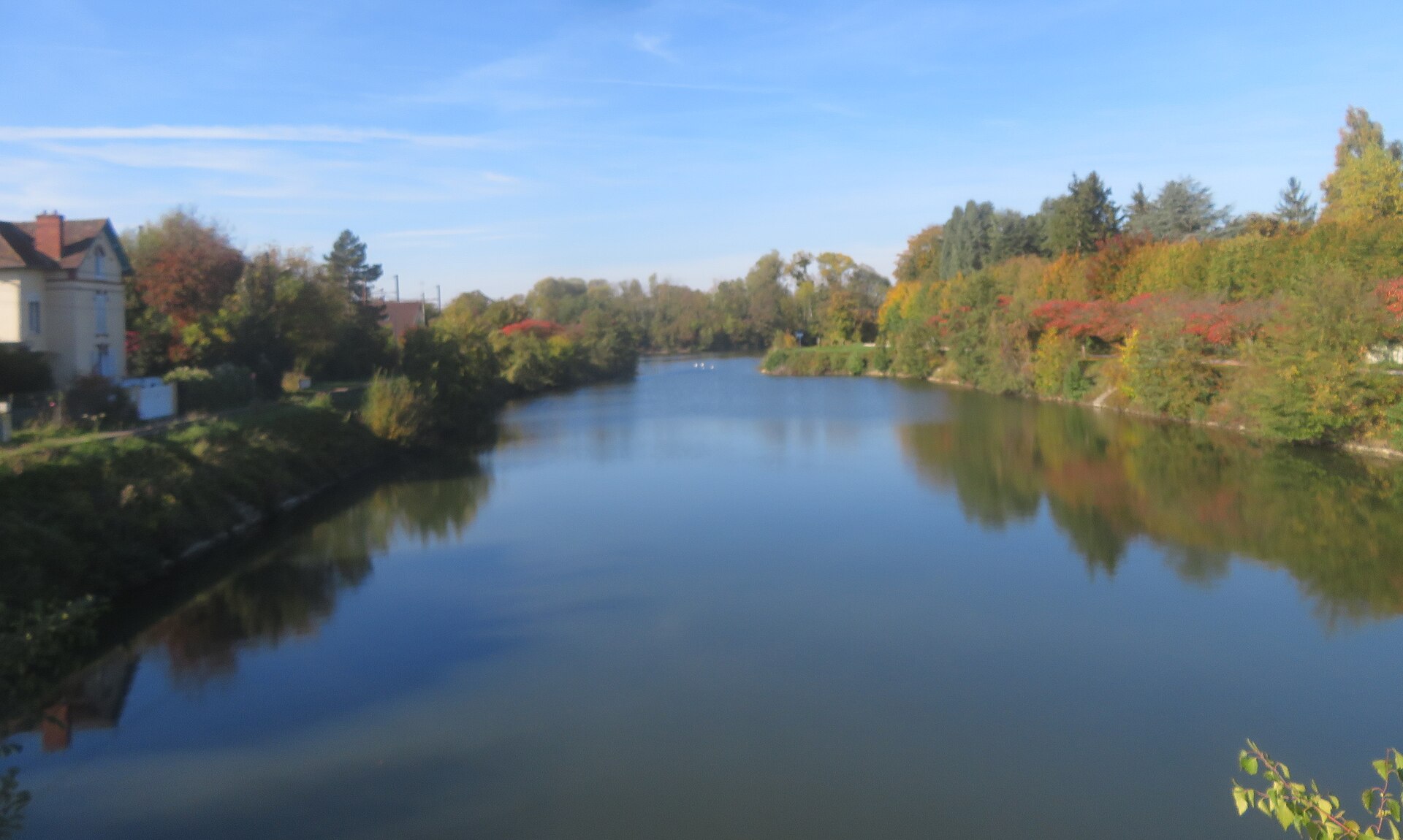Canal de Bourgogne à Migennes, vers le confluent avec l’Yonne.