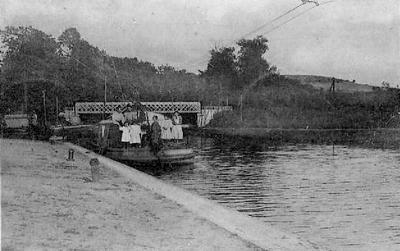 Port de Pouilly : caténaires alimentant le toueur (carte postale).