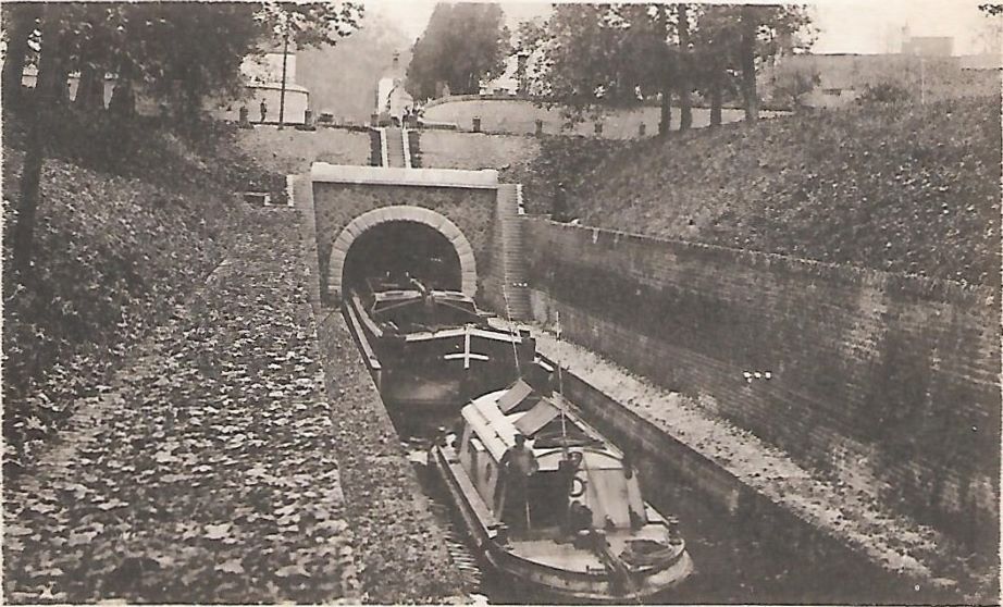 Remorqueur électrique sortant du tunnel de Pouilly (carte postale).