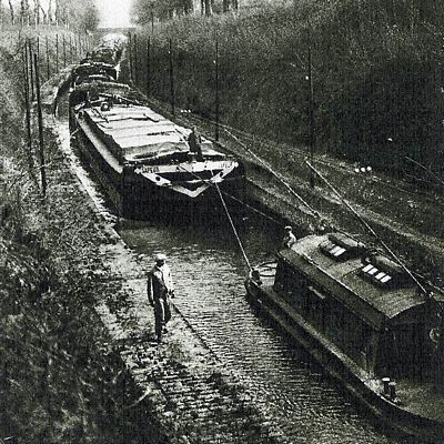 Convoi tracté par le toueur à l’entrée de la voûte (carte postale).